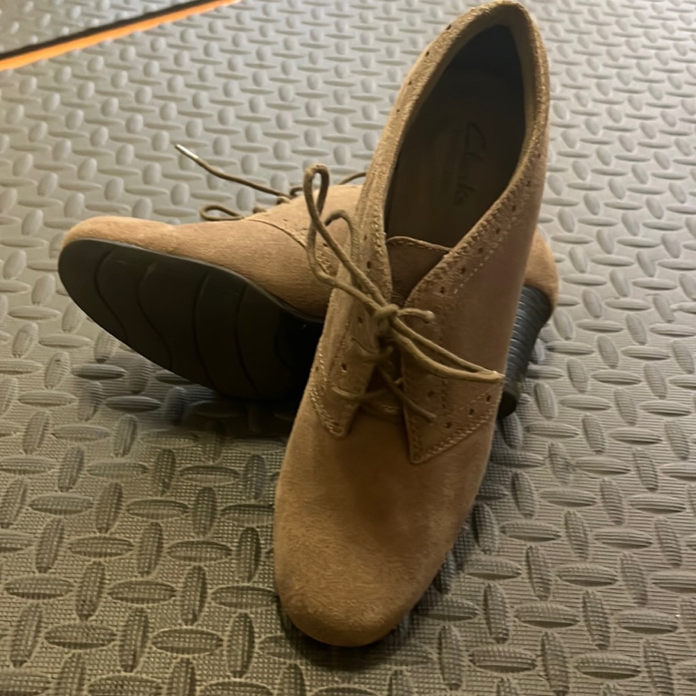 Clarks lace up booties size 9 in mushroom